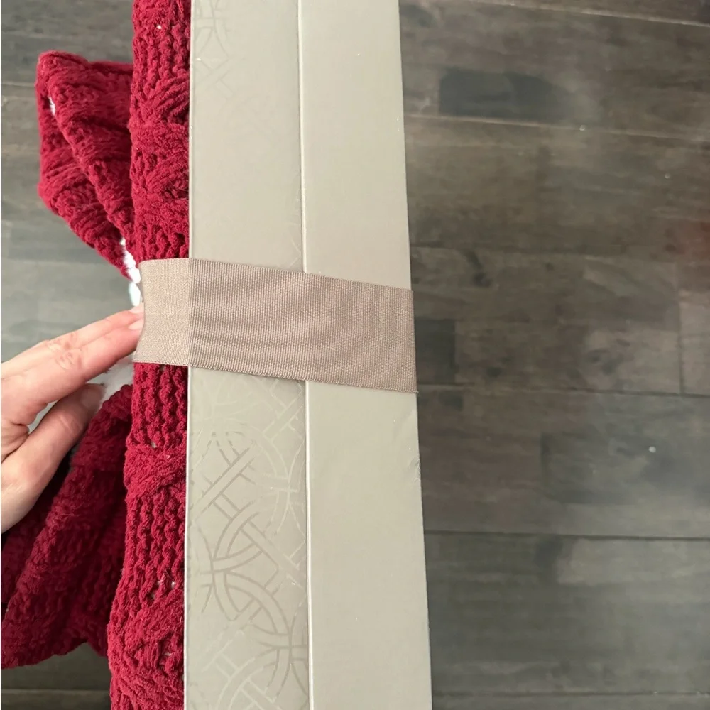 NWT Berkshire Chalet Collection Crimson and Ivory Throw blanket